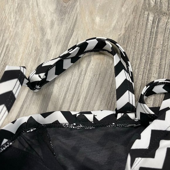 Torrid Bikini Swimsuit Top 00 Medium Large Chevron Black White Adjustable Straps - Picture 6 of 7